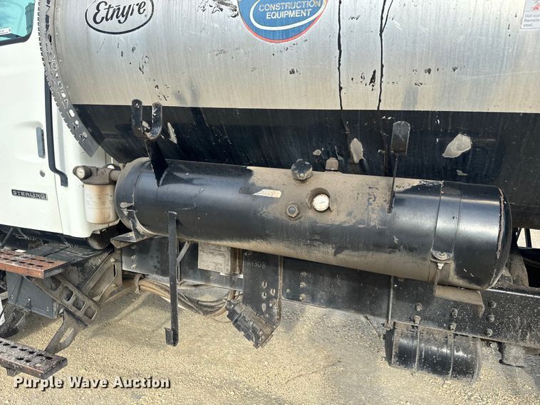 image for item EK1367 1999 Sterling L-Line oil distributor truck