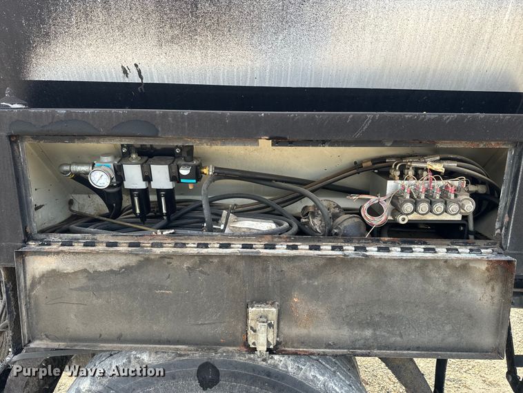 image for item EK1367 1999 Sterling L-Line oil distributor truck