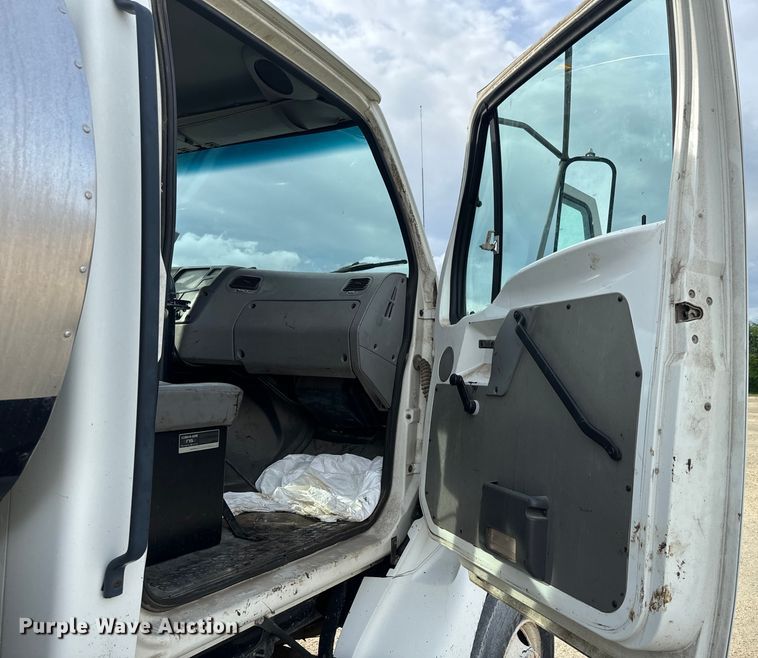 image for item EK1367 1999 Sterling L-Line oil distributor truck