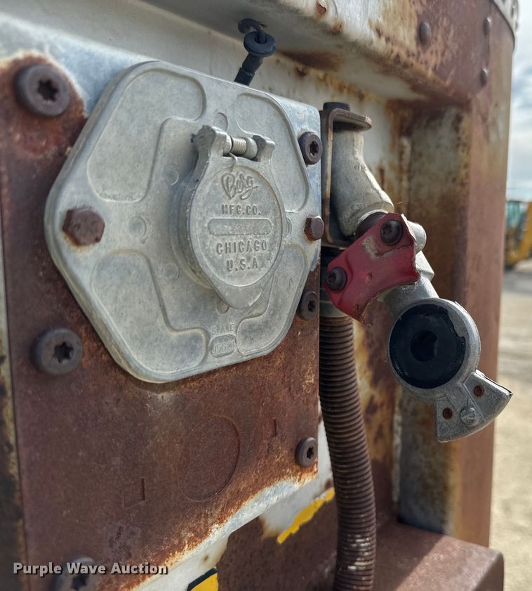 image for item EK1371 1980 Fruehauf FB8-P2-40 dry van trailer