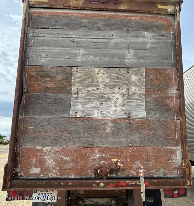 image for item EK1371 1980 Fruehauf FB8-P2-40 dry van trailer