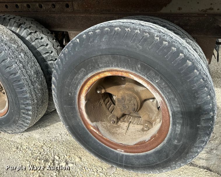 image for item EK1371 1980 Fruehauf FB8-P2-40 dry van trailer