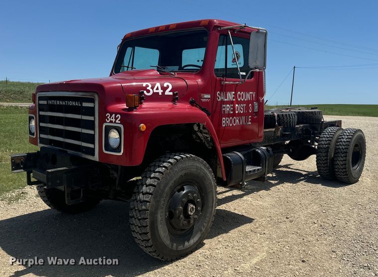 image for item EK1395 1981 International  1854 truck cab and chassis