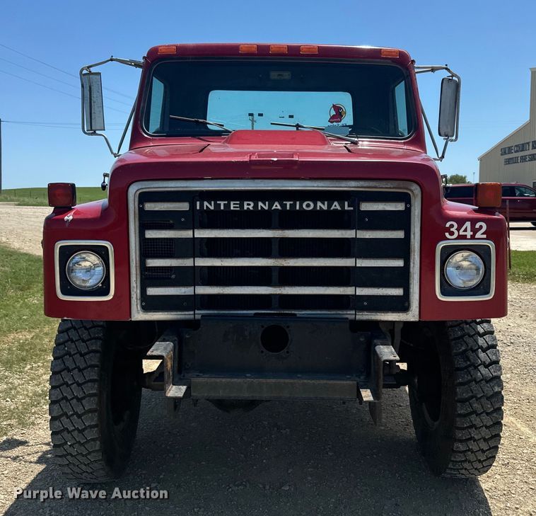 image for item EK1395 1981 International  1854 truck cab and chassis