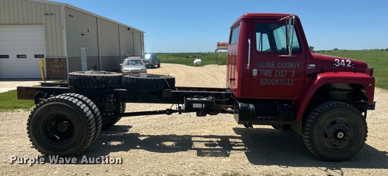 image for item EK1395 1981 International  1854 truck cab and chassis