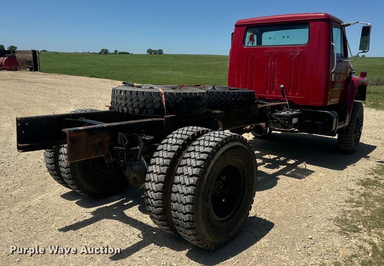 image for item EK1395 1981 International  1854 truck cab and chassis