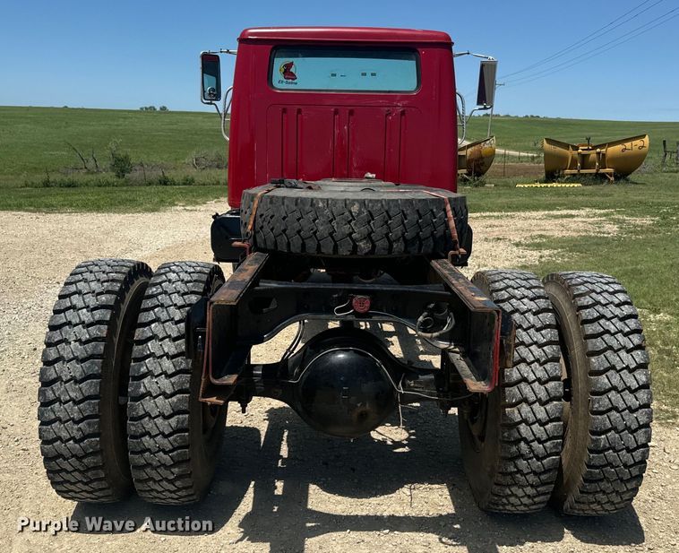 image for item EK1395 1981 International  1854 truck cab and chassis