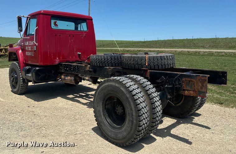 image for item EK1395 1981 International  1854 truck cab and chassis