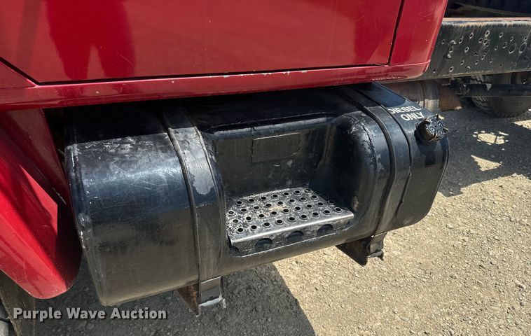 image for item EK1395 1981 International  1854 truck cab and chassis