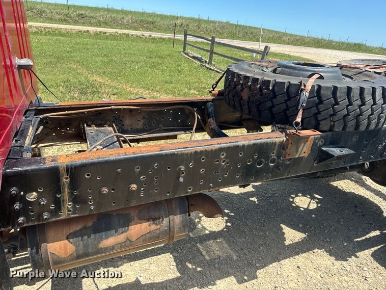 image for item EK1395 1981 International  1854 truck cab and chassis