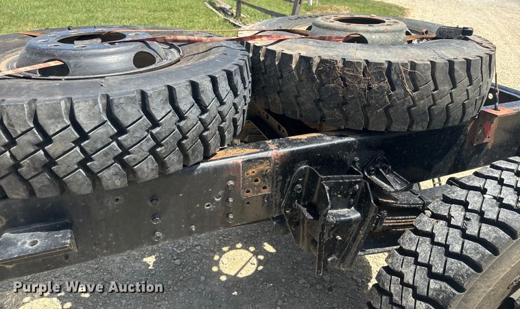 image for item EK1395 1981 International  1854 truck cab and chassis