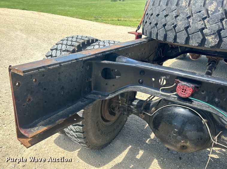 image for item EK1395 1981 International  1854 truck cab and chassis