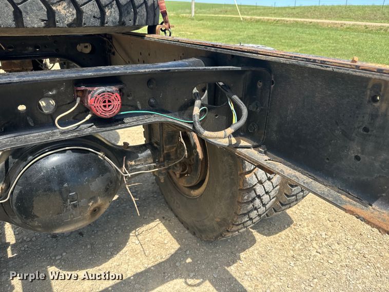 image for item EK1395 1981 International  1854 truck cab and chassis