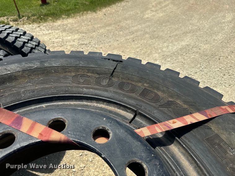 image for item EK1395 1981 International  1854 truck cab and chassis