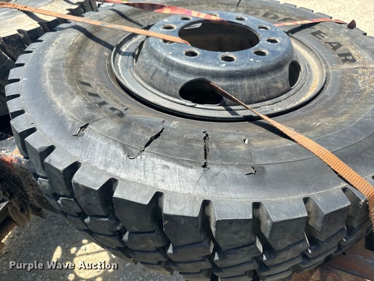 image for item EK1395 1981 International  1854 truck cab and chassis