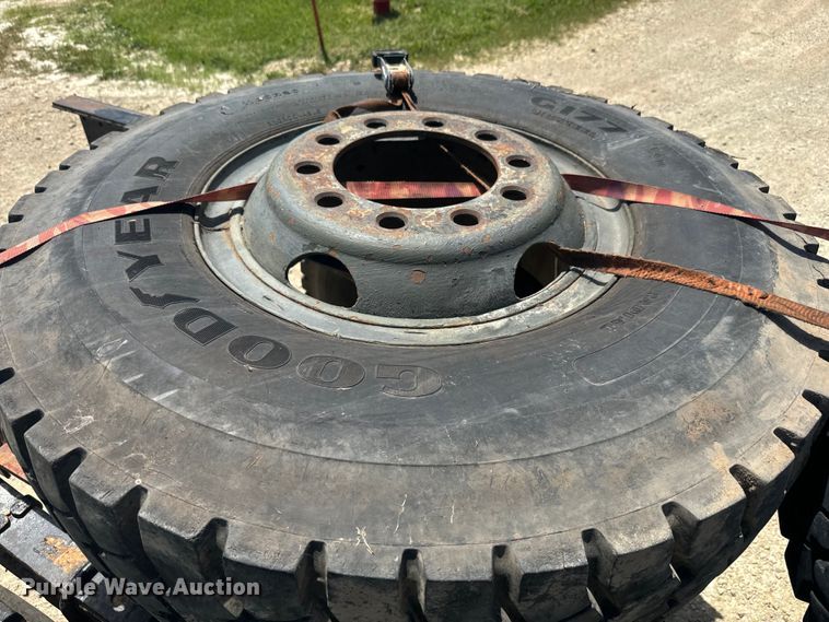 image for item EK1395 1981 International  1854 truck cab and chassis