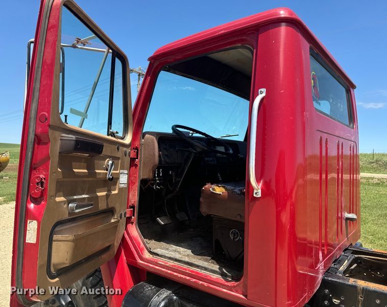 image for item EK1395 1981 International  1854 truck cab and chassis