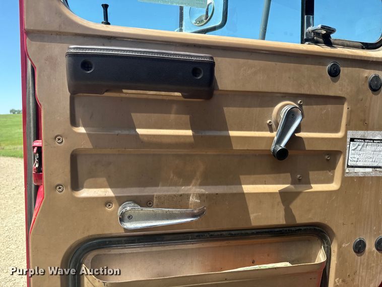 image for item EK1395 1981 International  1854 truck cab and chassis