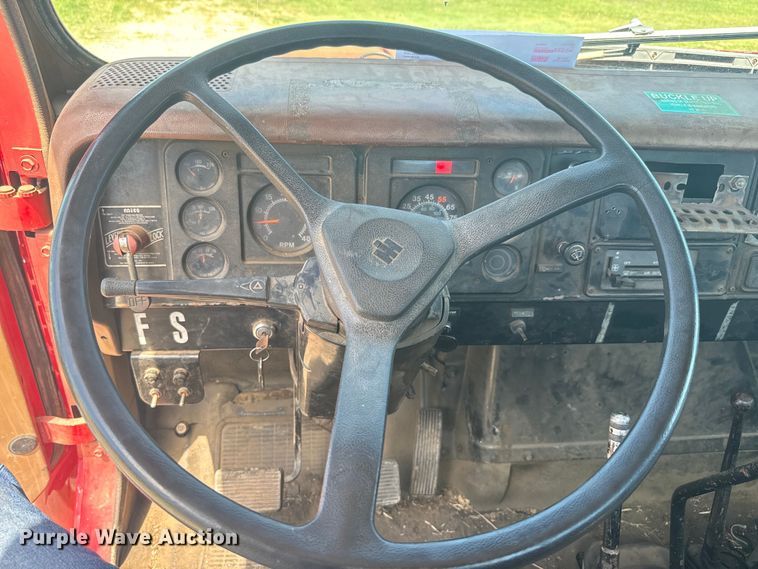 image for item EK1395 1981 International  1854 truck cab and chassis