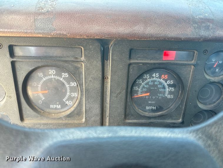 image for item EK1395 1981 International  1854 truck cab and chassis