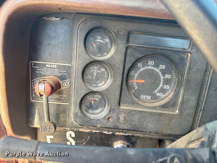 image for item EK1395 1981 International  1854 truck cab and chassis