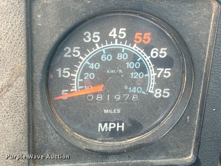 image for item EK1395 1981 International  1854 truck cab and chassis