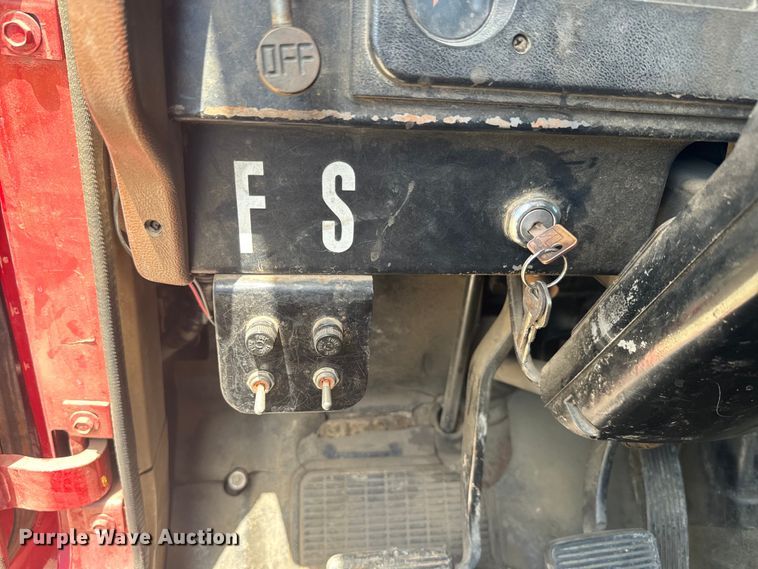 image for item EK1395 1981 International  1854 truck cab and chassis