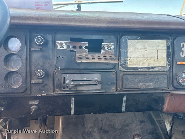 image for item EK1395 1981 International  1854 truck cab and chassis