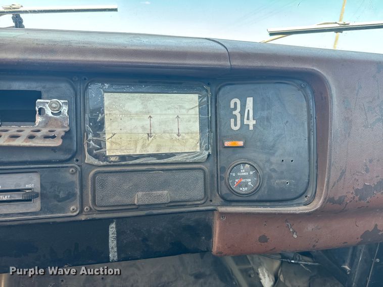 image for item EK1395 1981 International  1854 truck cab and chassis