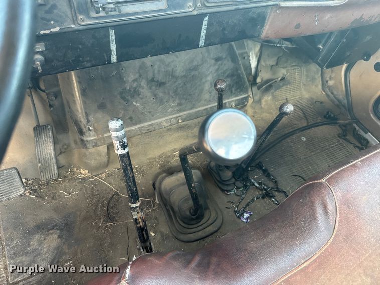 image for item EK1395 1981 International  1854 truck cab and chassis