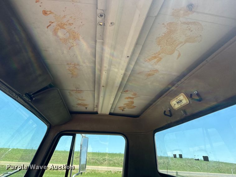 image for item EK1395 1981 International  1854 truck cab and chassis