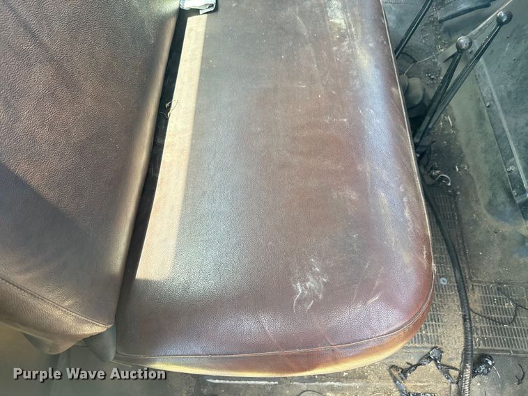 image for item EK1395 1981 International  1854 truck cab and chassis