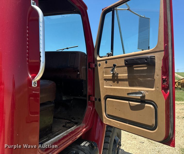 image for item EK1395 1981 International  1854 truck cab and chassis