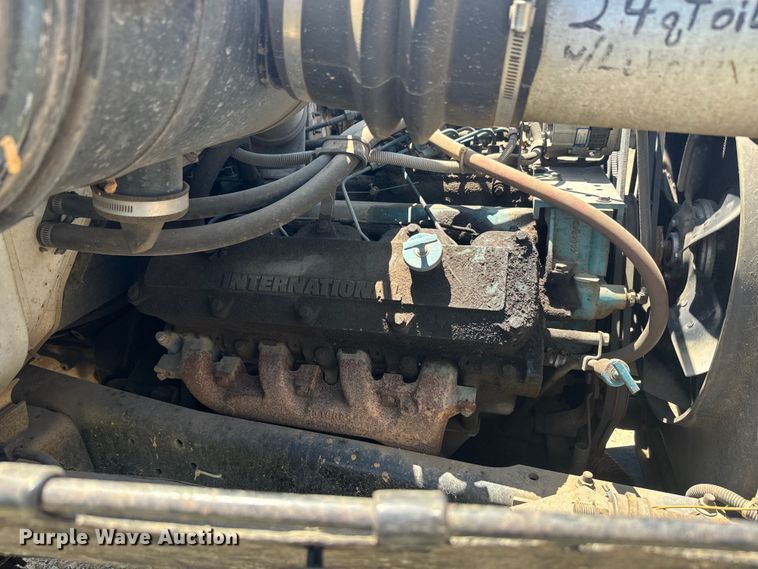 image for item EK1395 1981 International  1854 truck cab and chassis