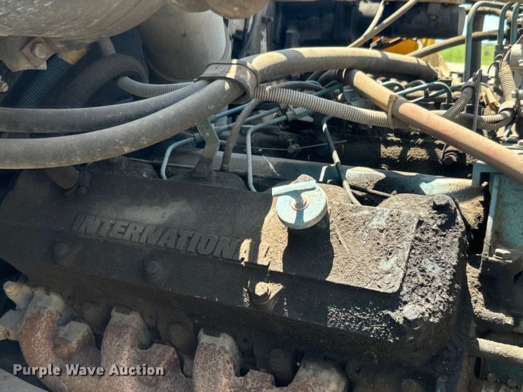 image for item EK1395 1981 International  1854 truck cab and chassis