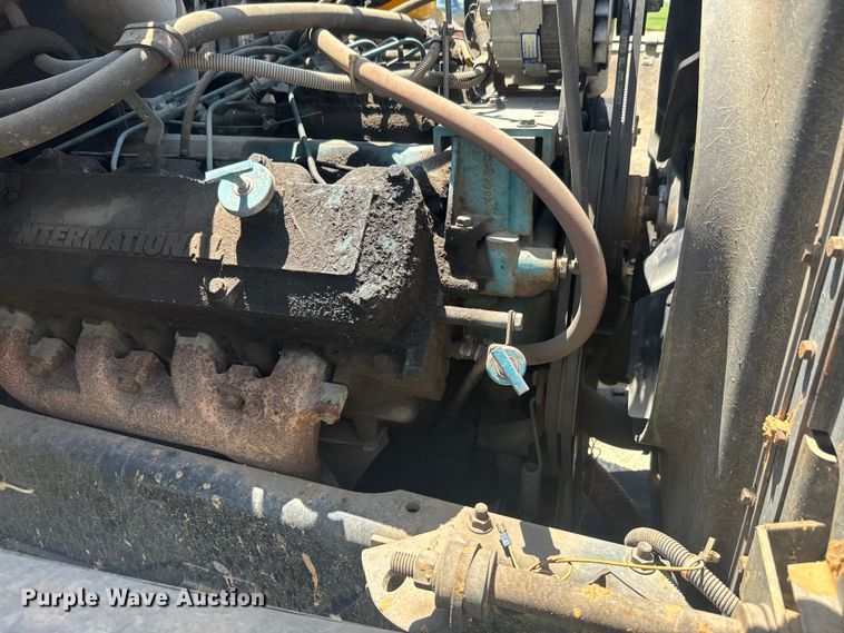 image for item EK1395 1981 International  1854 truck cab and chassis