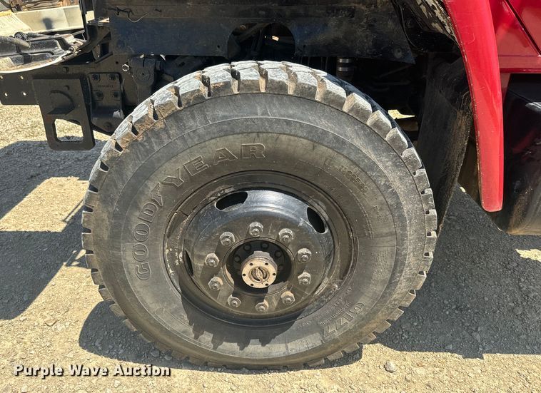 image for item EK1395 1981 International  1854 truck cab and chassis