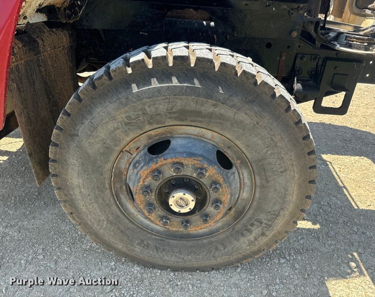 image for item EK1395 1981 International  1854 truck cab and chassis