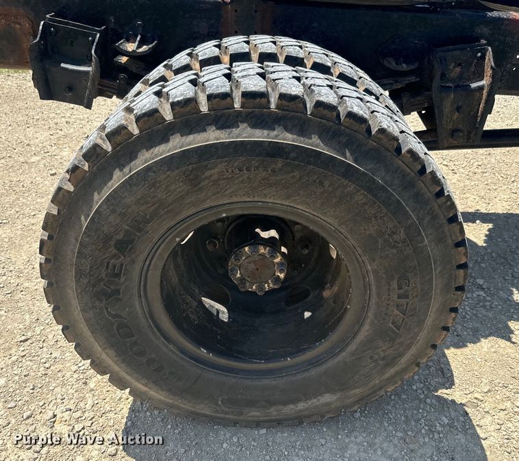 image for item EK1395 1981 International  1854 truck cab and chassis