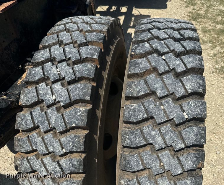 image for item EK1395 1981 International  1854 truck cab and chassis