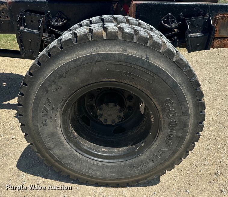 image for item EK1395 1981 International  1854 truck cab and chassis