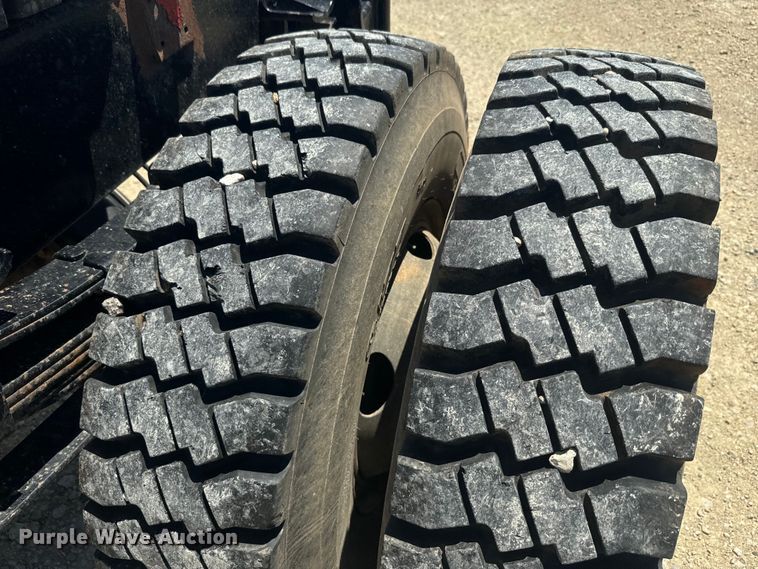 image for item EK1395 1981 International  1854 truck cab and chassis