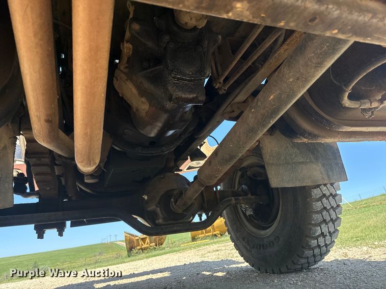 image for item EK1395 1981 International  1854 truck cab and chassis