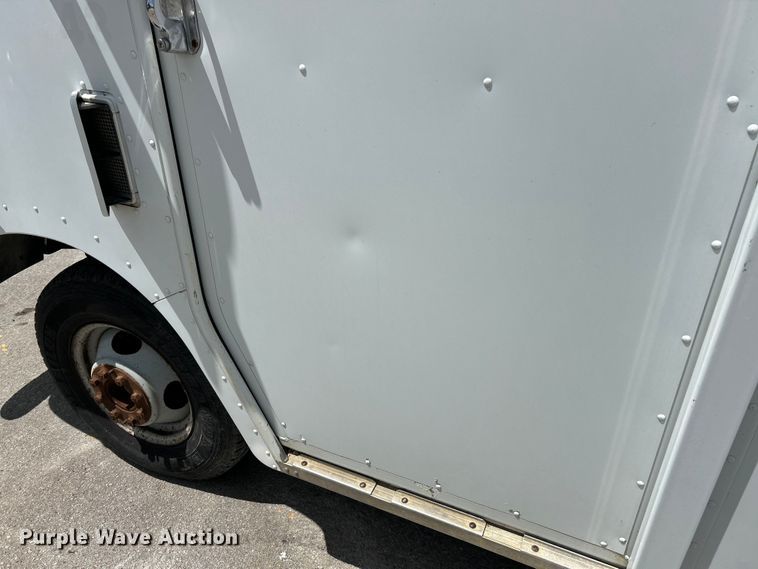 image for item EK4629 1999 Chevrolet P30 delivery van