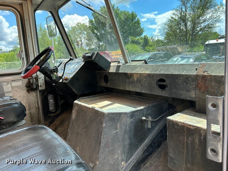 image for item EK4629 1999 Chevrolet P30 delivery van