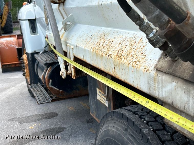 image for item EK4634 2004 International 7400 dump truck