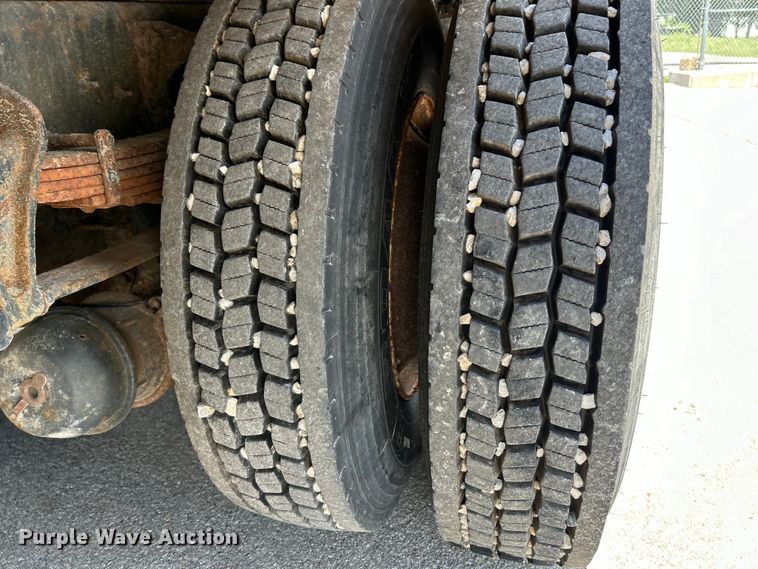 image for item EK4634 2004 International 7400 dump truck