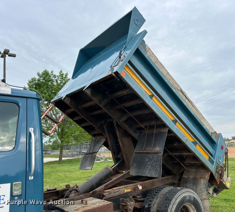 image for item EK4660 1998 International 4900 dump truck