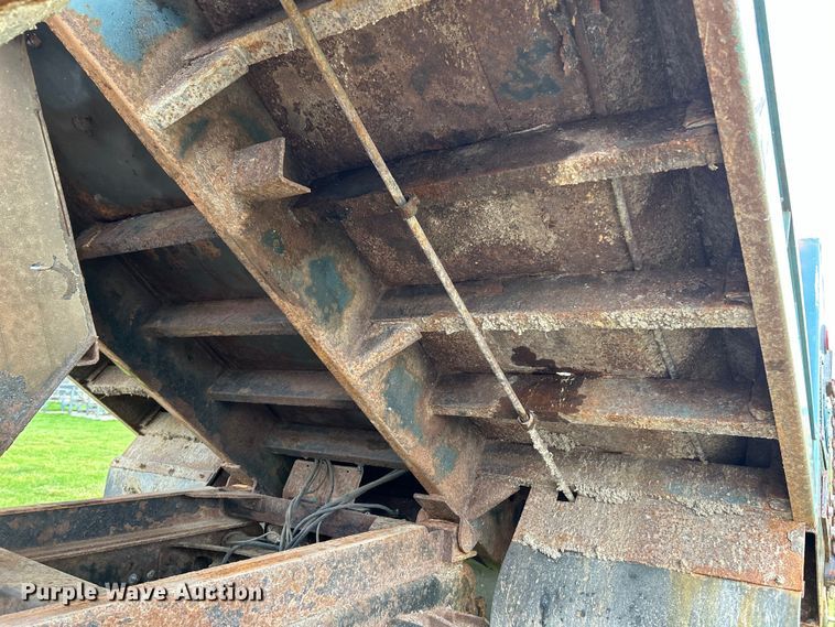 image for item EK4660 1998 International 4900 dump truck