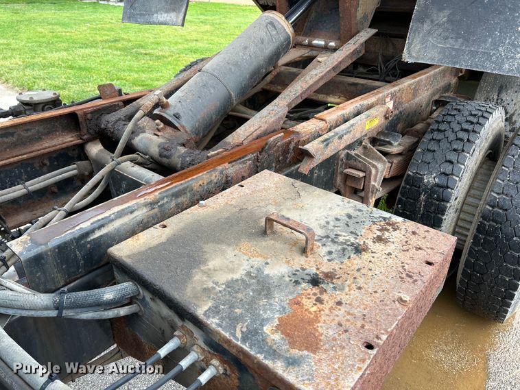 image for item EK4660 1998 International 4900 dump truck